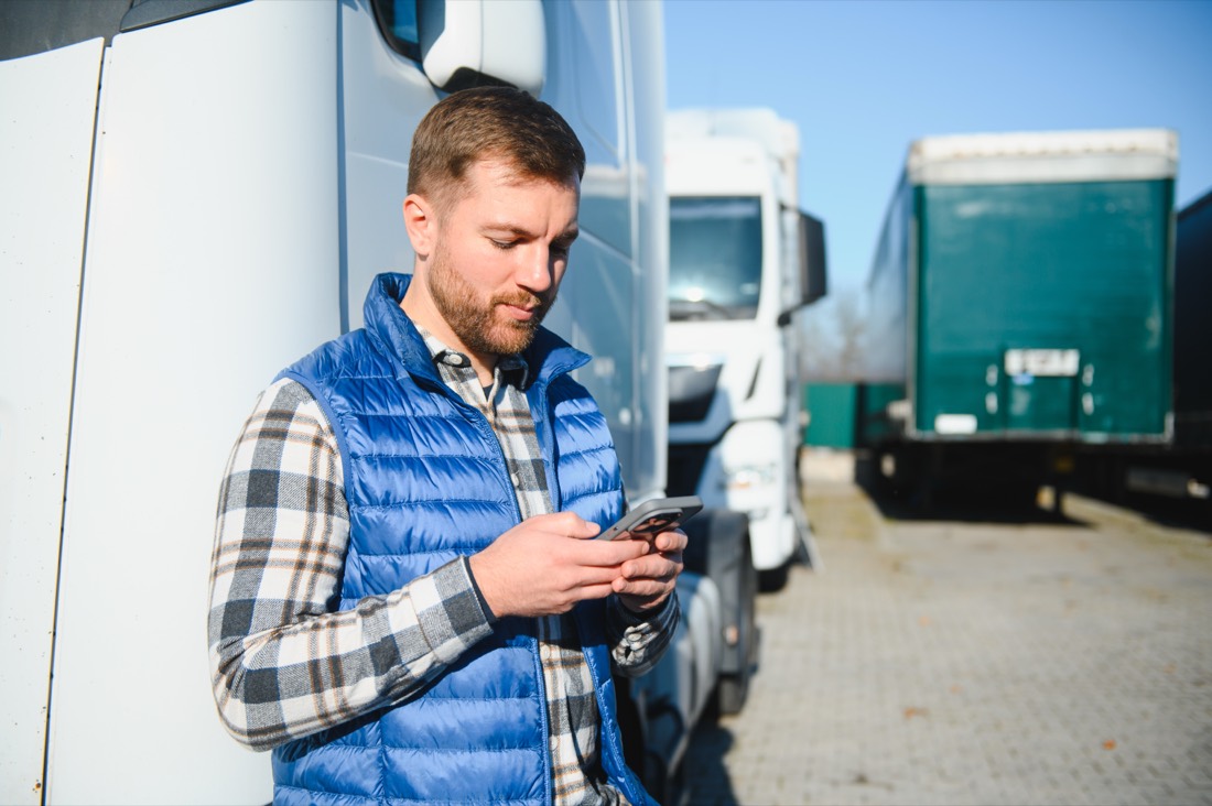 Operador de logística consultando pedidos desde su teléfono